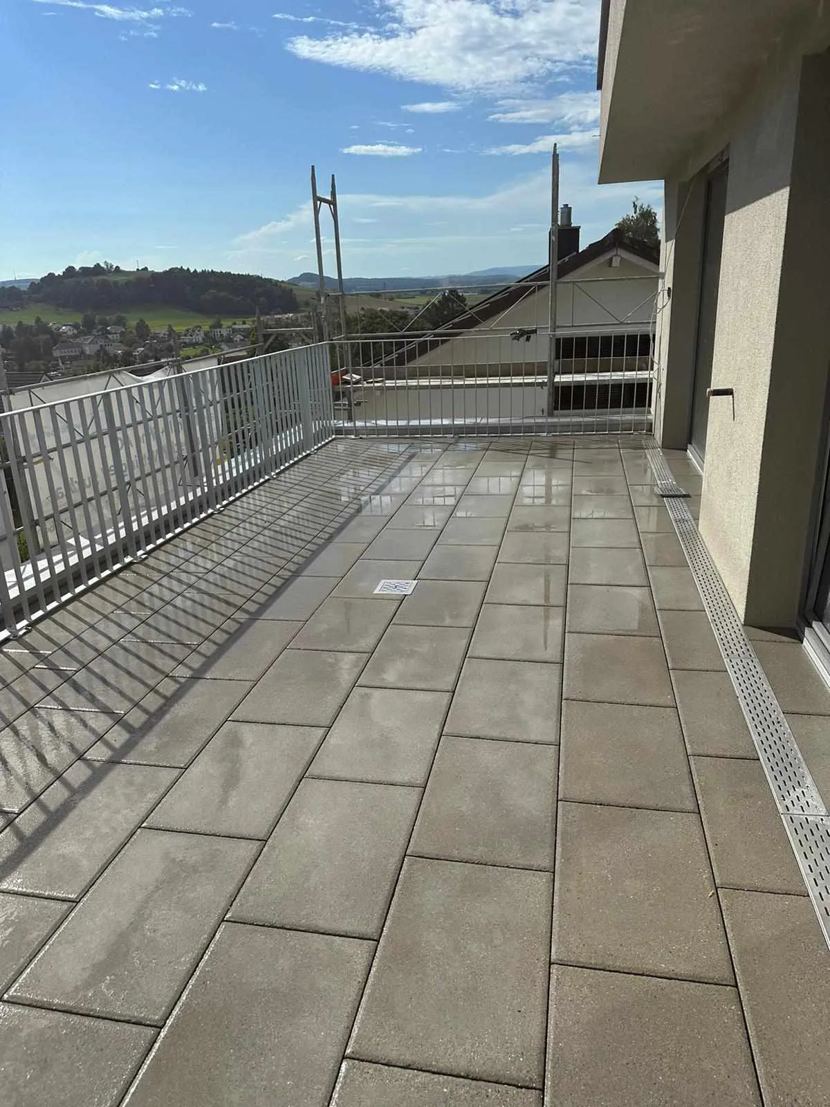 Moderne Dachterrasse mit Panoramablick auf Landschaft