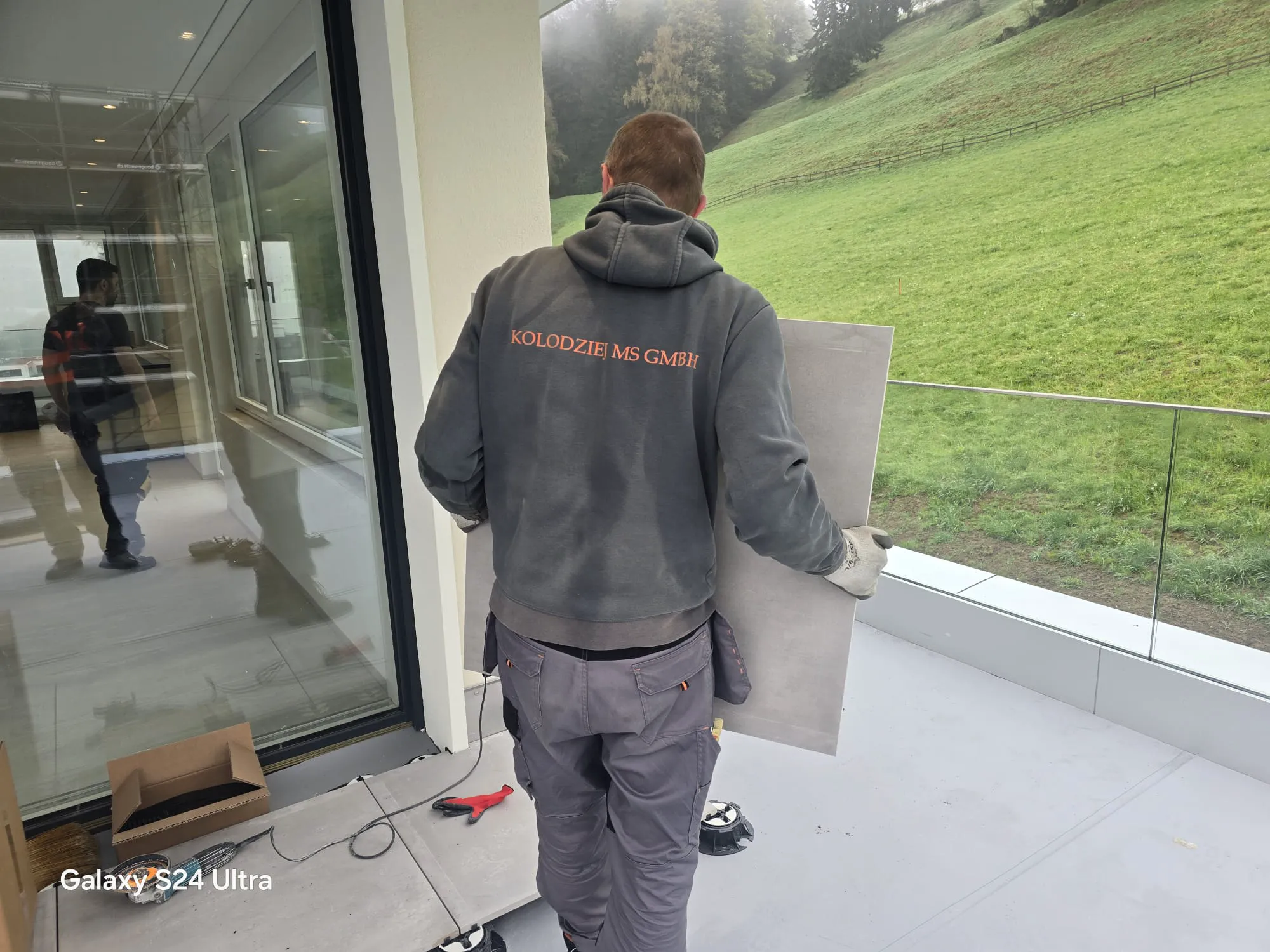 Fensterinstallation an modernem Einfamilienhaus