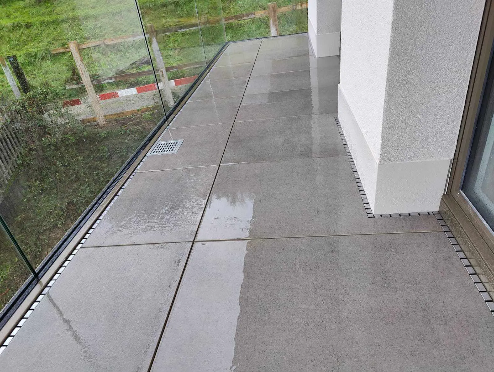 Moderne Betonterrasse mit Gartenblick