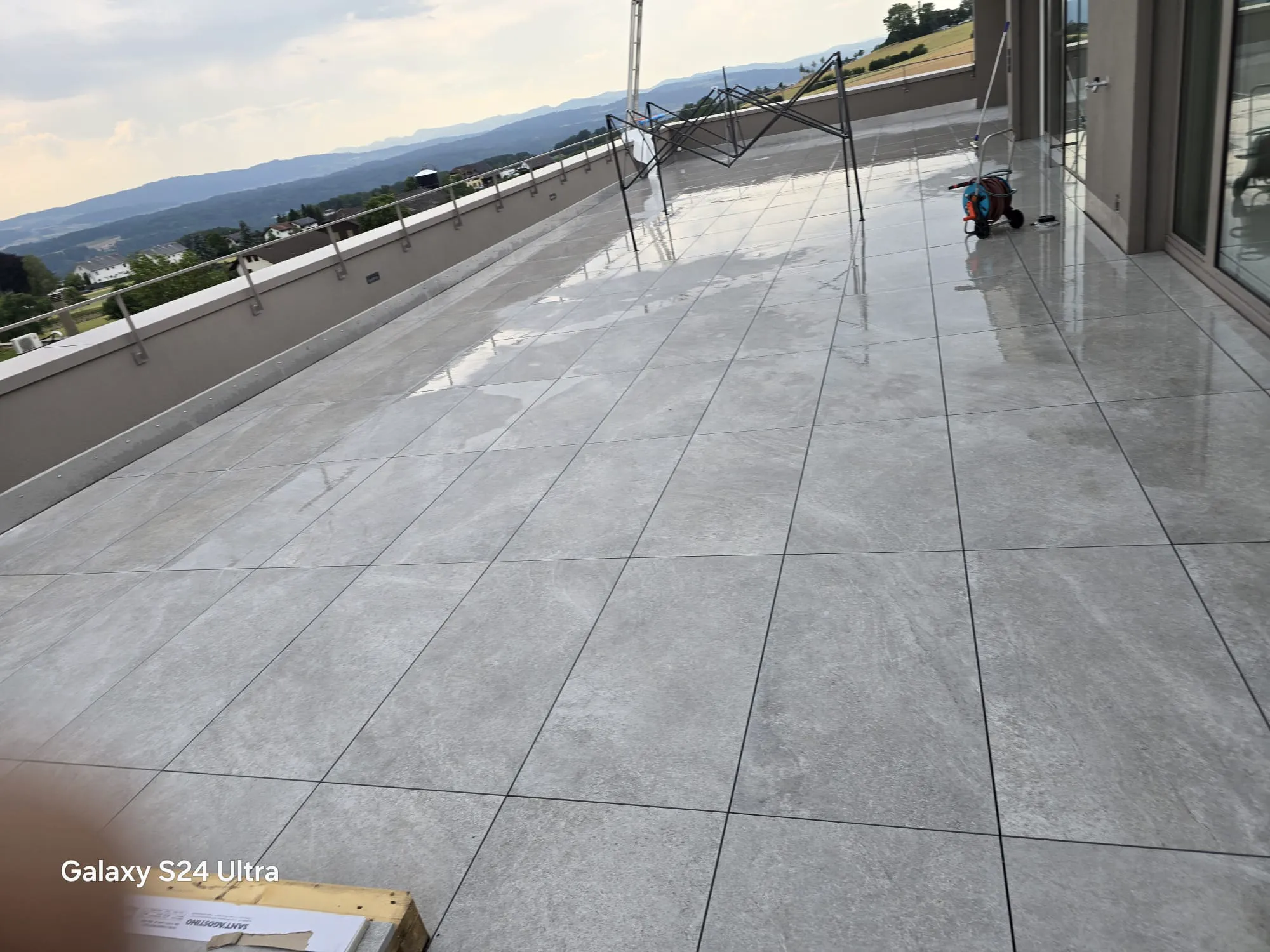 Moderne Dachterrasse mit Bergpanorama