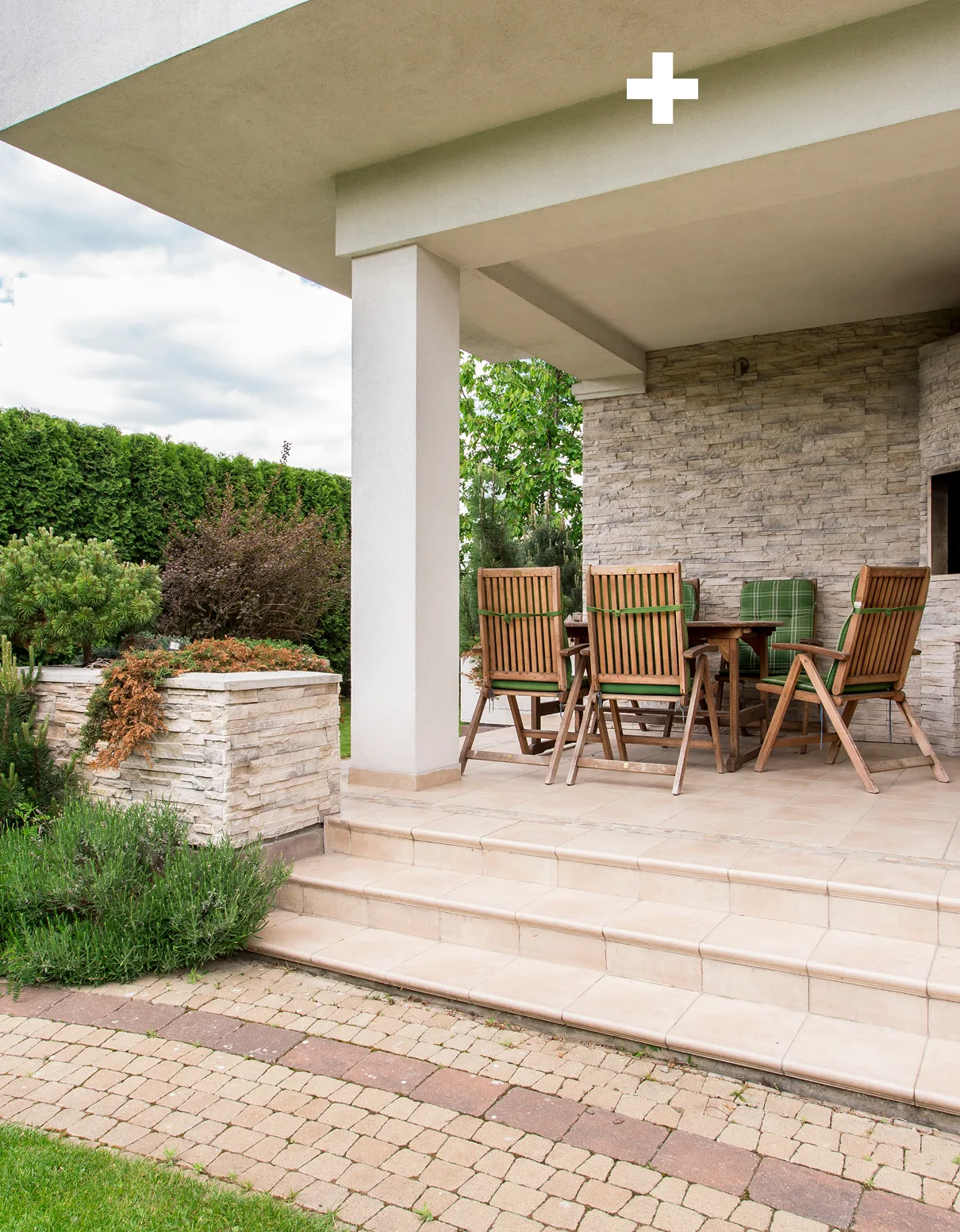 Terrasse mit Natursteinplatten