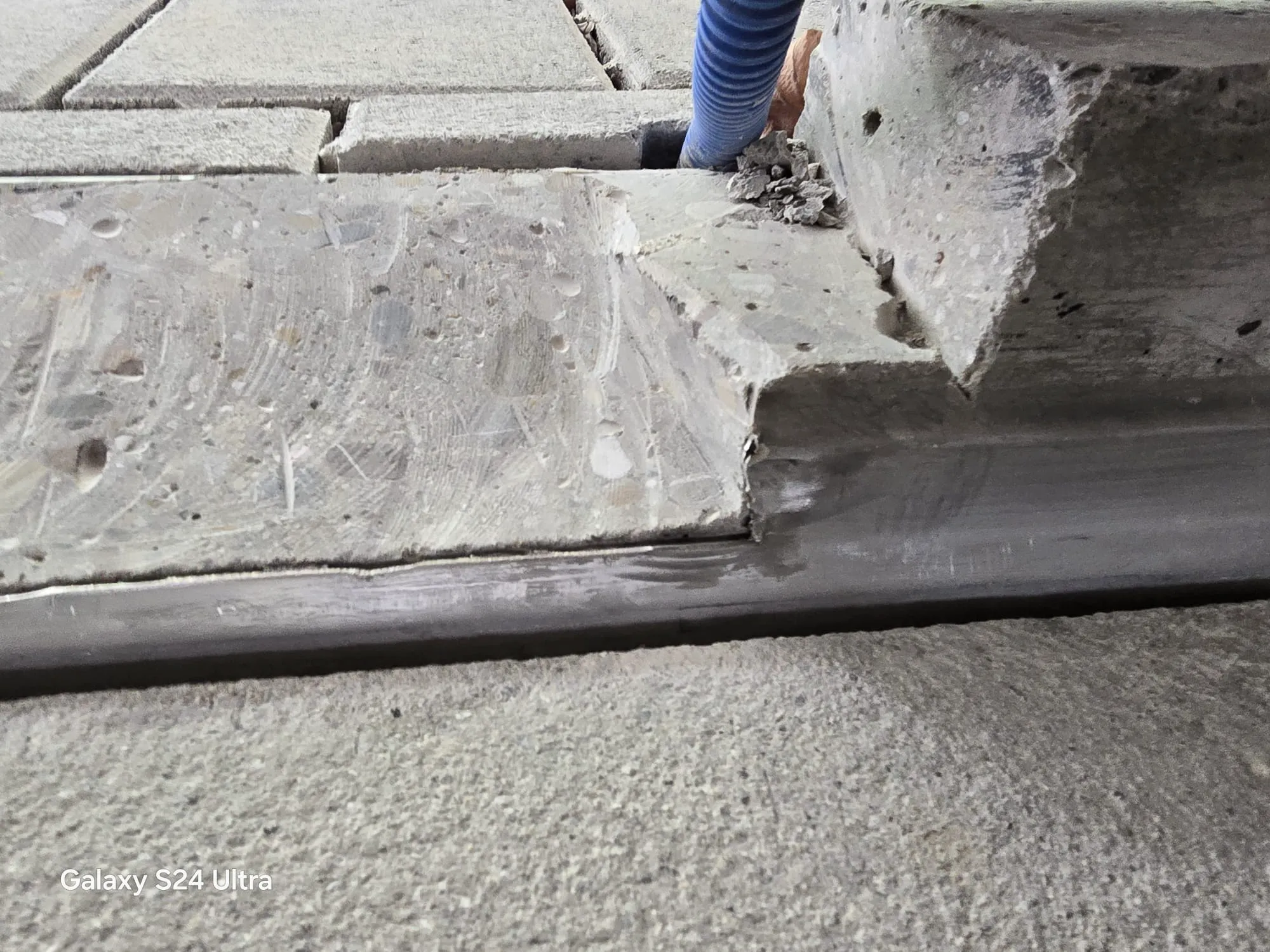 Detailaufnahme von verlegten Terrassenplatten mit Fugen und Verbindungen