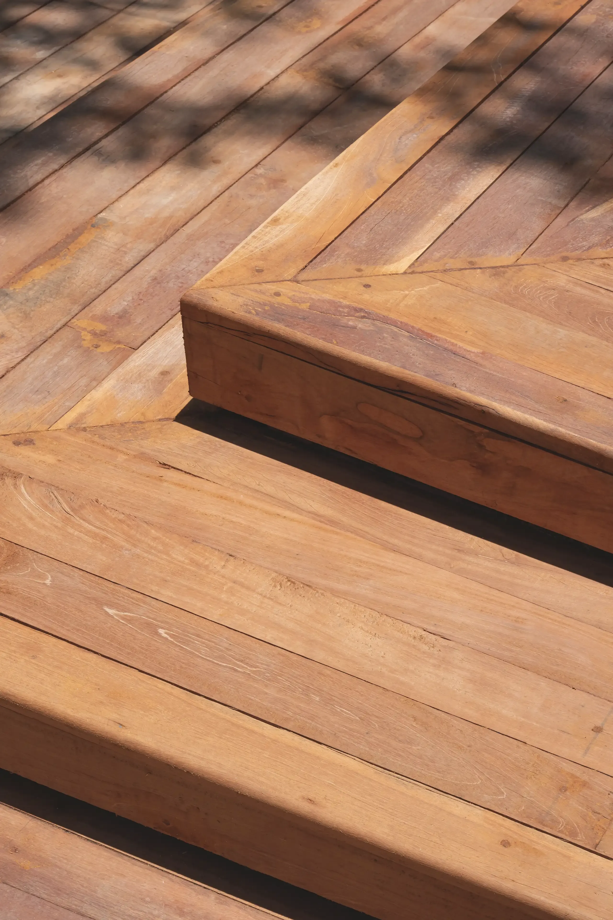 Detailaufnahme einer hochwertigen Holzterrasse mit Holzplanken