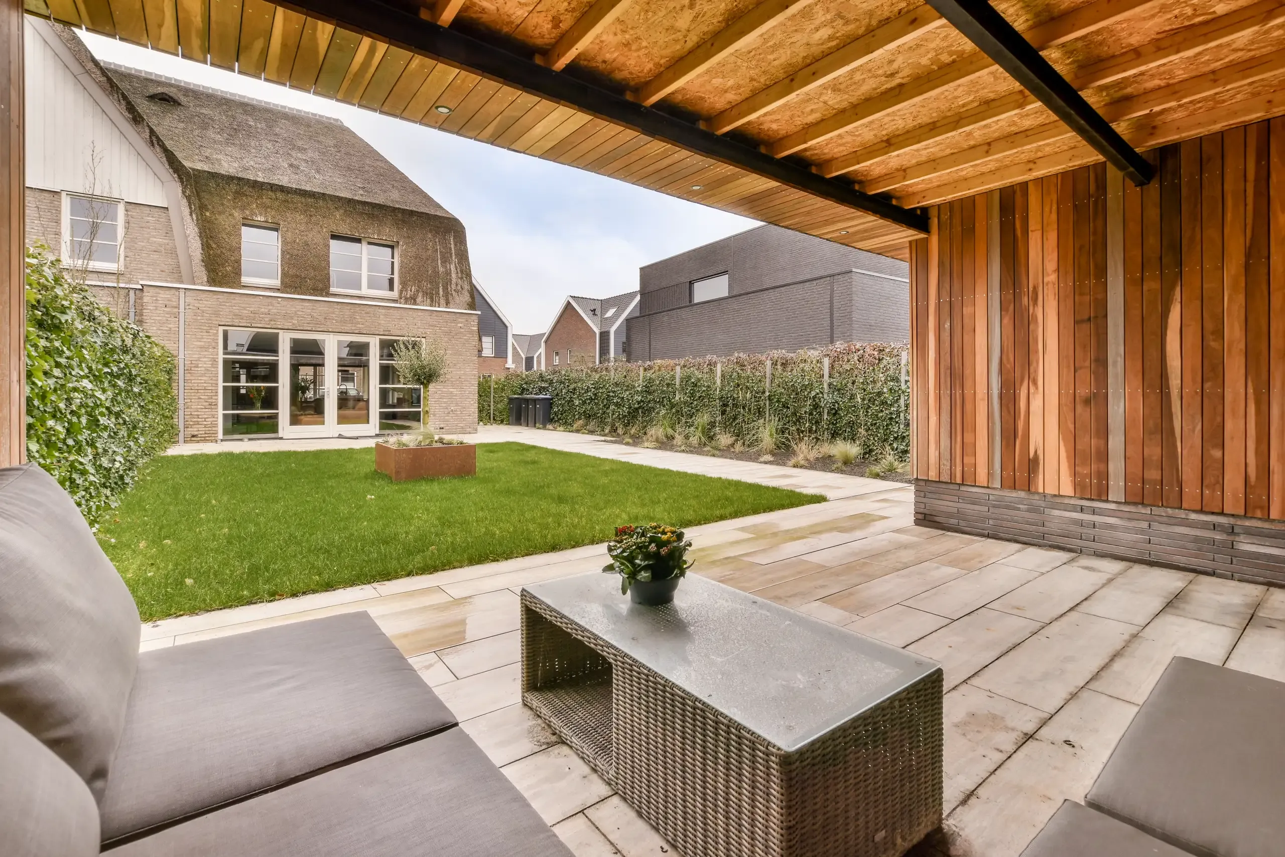 Terrassenbereich mit modernen Platten und gemütlicher Sitzgelegenheit